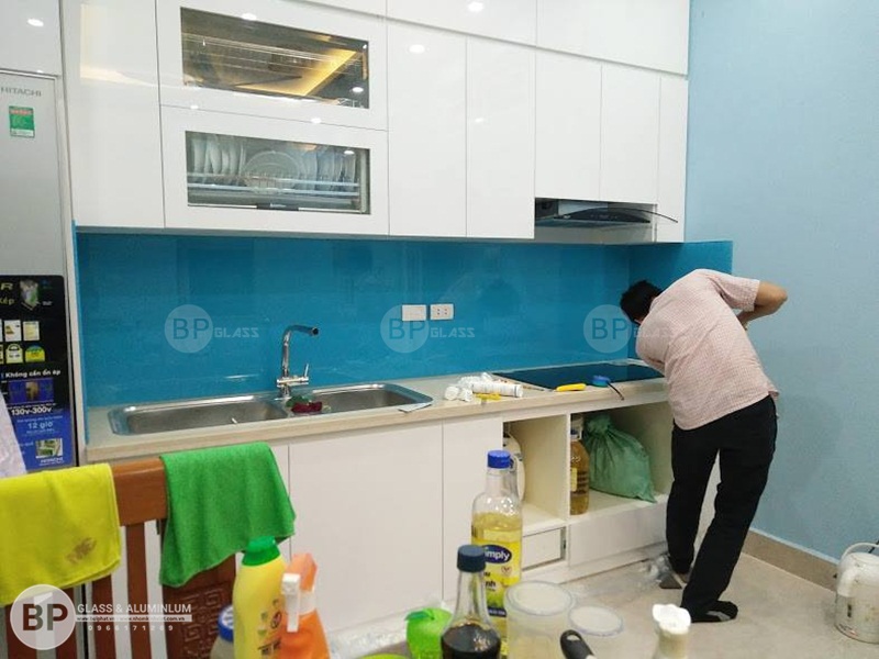 Lắp kính màu ốp tường bếp màu xanh Lơ tại 107 Võ Chí Công
